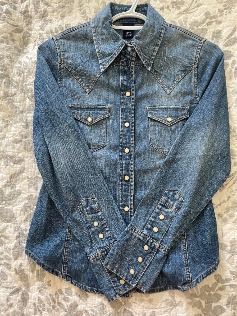 EUC Women’s Gap Denim Stretch Western Button Down Shirt With Pearl Snaps XSmall - Picture 3 of 4
